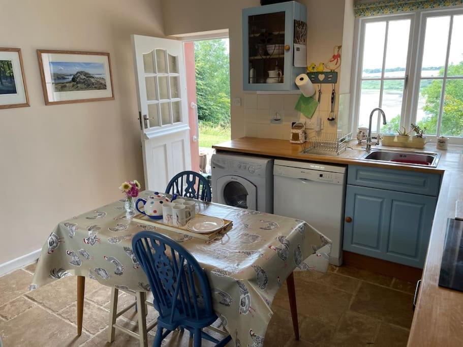 Millbay Cottage: Wonderful River Views Cosheston 외부 사진